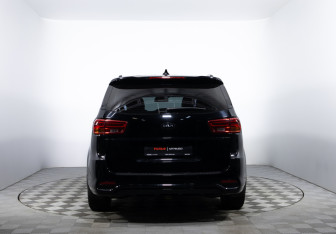 Подержанный автомобиль Kia Carnival 2018 года (6 фото)