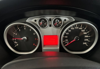 Подержанный автомобиль Ford Focus Sedan 2011 года (12 фото)