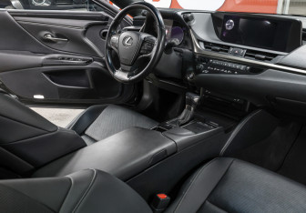 Подержанный автомобиль Lexus ES 2019 года (11 фото)