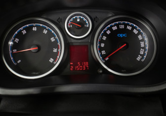 Подержанный автомобиль Opel Corsa OPC 2008 года (12 фото)