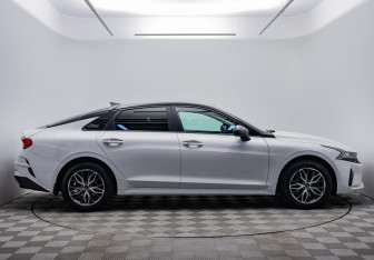 Подержанный автомобиль Kia K5 2021 года (6 фото)