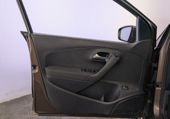 Подержанный автомобиль Volkswagen Polo Sedan 2015 года (19 фото)