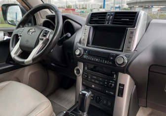 Подержанный автомобиль Toyota Land Cruiser Prado 2012 года (9 фото)