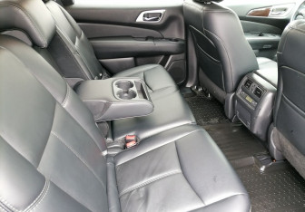 Подержанный автомобиль Nissan Pathfinder 2014 года (10 фото)