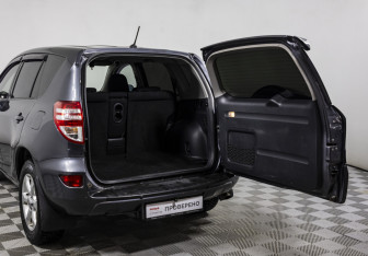Подержанный автомобиль Toyota RAV4 2011 года (16 фото)