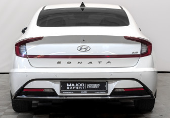 Подержанный автомобиль Hyundai Sonata 2022 года (6 фото)