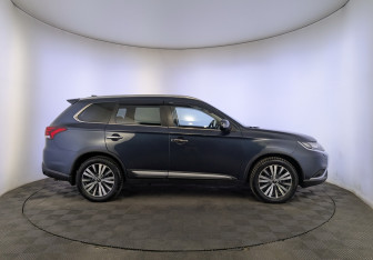 Подержанный автомобиль Mitsubishi Outlander 2020 года (4 фото)