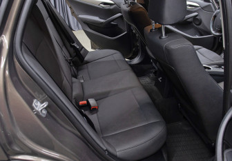 Подержанный автомобиль BMW X1 2013 года (10 фото)