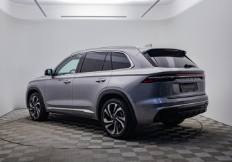 Подержанный автомобиль Geely Monjaro 2024 года (7 фото)