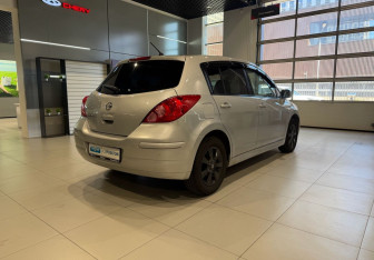 Подержанный автомобиль Nissan Tiida Hatchback 2010 года (4 фото)