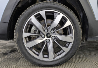 Подержанный автомобиль Москвич 3е 2023 года (12 фото)