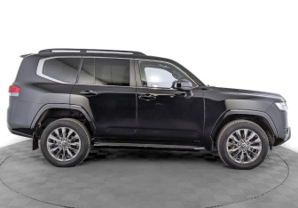 Подержанный автомобиль Toyota Land Cruiser Suv 2022 года (4 фото)