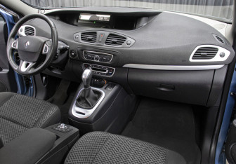 Подержанный автомобиль Renault Scenic 2011 года (11 фото)