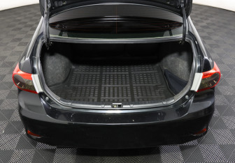 Подержанный автомобиль Toyota Corolla Sedan 2012 года (10 фото)