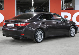 Подержанный автомобиль Lexus ES 2014 года (5 фото)