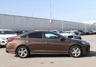 Подержанный автомобиль Hyundai Sonata 2017 года (4 фото)