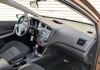 Подержанный автомобиль Kia Ceed Hatchback 2017 года (11 фото)