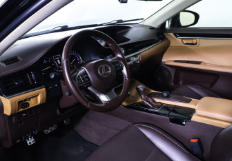 Подержанный автомобиль Lexus ES 2017 года (15 фото)