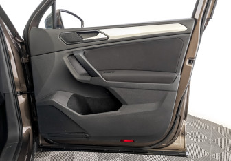 Подержанный автомобиль Volkswagen Tiguan 2017 года (24 фото)