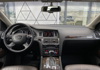 Подержанный автомобиль Audi Q7 2014 года (12 фото)