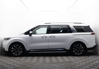 Подержанный автомобиль Kia Carnival 2022 года (2 фото)