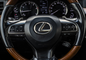 Подержанный автомобиль Lexus LX 2017 года (11 фото)