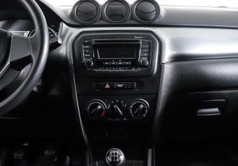 Подержанный автомобиль Suzuki Vitara 2015 года (12 фото)