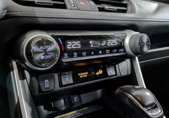 Подержанный автомобиль Toyota RAV4 2020 года (27 фото)
