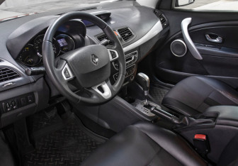 Подержанный автомобиль Renault Fluence 2010 года (16 фото)