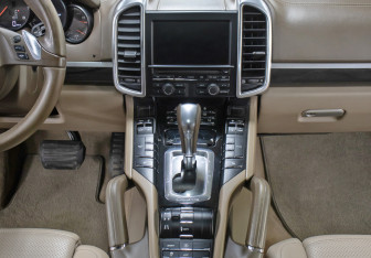 Подержанный автомобиль Porsche Cayenne 2013 года (16 фото)