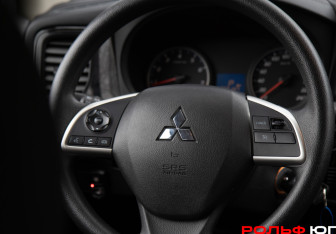 Подержанный автомобиль Mitsubishi Outlander 2022 года (11 фото)