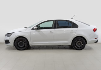 Подержанный автомобиль Skoda Rapid Liftback 2021 года (8 фото)