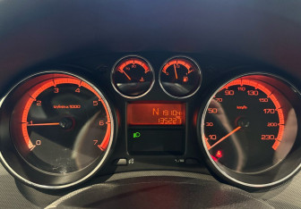 Подержанный автомобиль Peugeot 308 Hatchback 2012 года (15 фото)