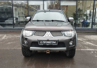 Подержанный автомобиль Mitsubishi L200 2011 года (2 фото)