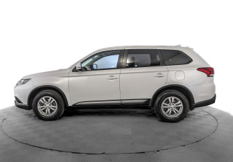 Подержанный автомобиль Mitsubishi Outlander 2018 года (8 фото)