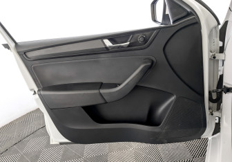 Подержанный автомобиль Skoda Rapid Liftback 2019 года (15 фото)