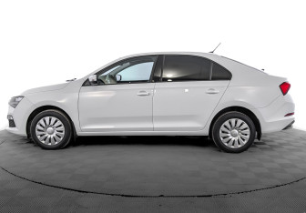 Подержанный автомобиль Skoda Rapid Liftback 2022 года (8 фото)
