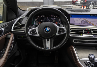 Подержанный автомобиль BMW X6 2021 года (10 фото)