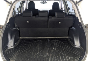 Подержанный автомобиль Toyota RAV4 2017 года (10 фото)