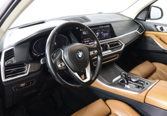 Подержанный автомобиль BMW X5 2019 года (12 фото)