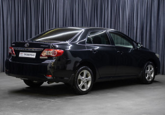 Подержанный автомобиль Toyota Corolla Sedan 2011 года (5 фото)