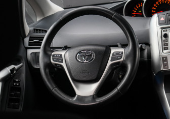 Подержанный автомобиль Toyota Verso 2012 года (11 фото)