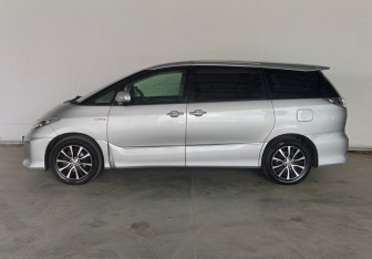 Подержанный автомобиль Toyota Estima 2012 года (7 фото)