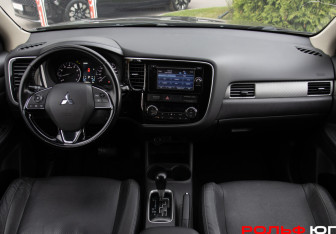 Подержанный автомобиль Mitsubishi Outlander 2015 года (11 фото)