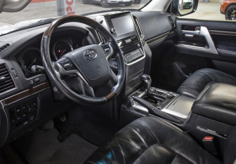 Подержанный автомобиль Toyota Land Cruiser Suv 2015 года (16 фото)