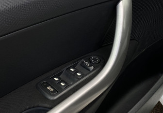 Подержанный автомобиль Peugeot 308 Hatchback 2009 года (15 фото)
