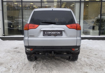 Подержанный автомобиль Mitsubishi Pajero Sport 2010 года (7 фото)
