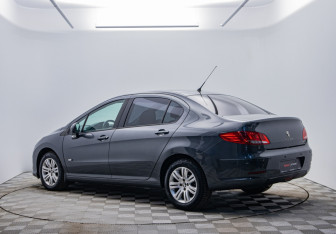 Подержанный автомобиль Peugeot 408 2015 года (7 фото)