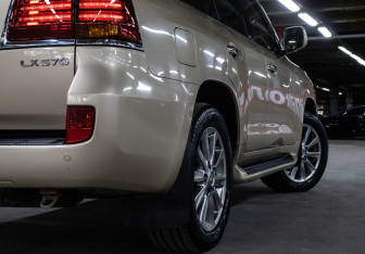 Подержанный автомобиль Lexus LX 2008 года (24 фото)