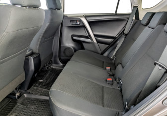 Подержанный автомобиль Toyota RAV4 2018 года (13 фото)